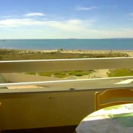 Apartment Charmant: Grau Du Roi Poolside Retreat