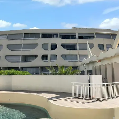 Charmant: Grau Du Roi Poolside Retreat Apartment *