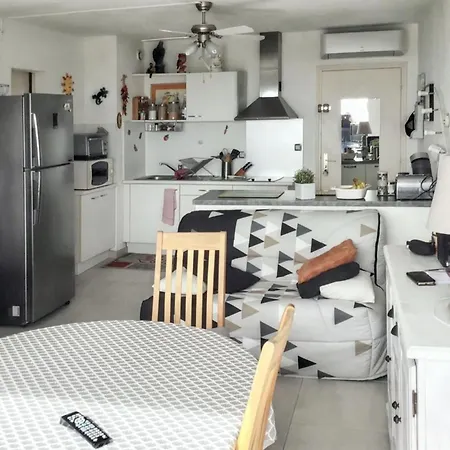 Au Grau-du-roi Avec Piscine Partagee דירה *