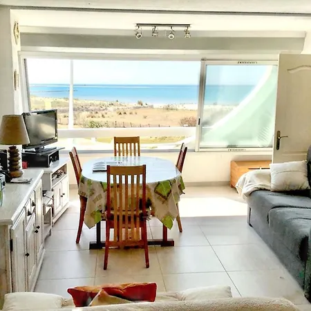 Charmant: Grau Du Roi Poolside Retreat